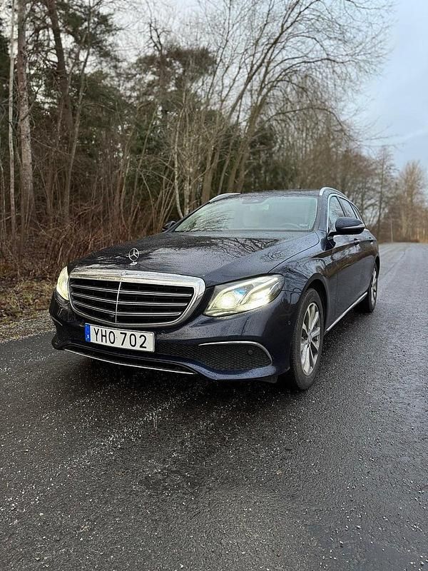 Mörkblå Begagnad 2016 Mercedes E220 Exclusive Kombi | 249 900 kr (Marknadspris) - Bild 1/4