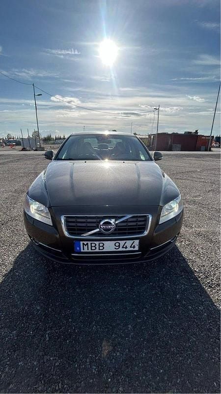 Brun Begagnad 2013 Volvo S80 Summum Sedan | 90 000 kr (Bra pris) - Bild 1/4