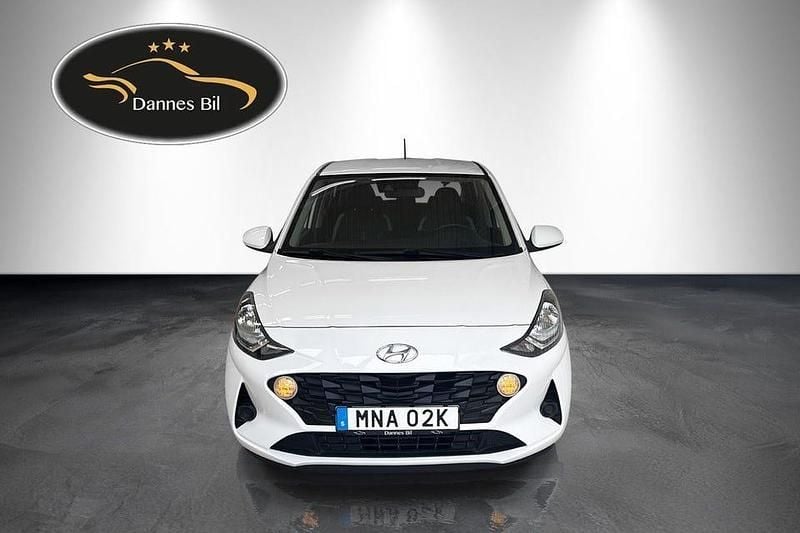 Begagnad Hyundai i10 Essential 67 HK (49 kW) 2023 Vit Halvkombi
