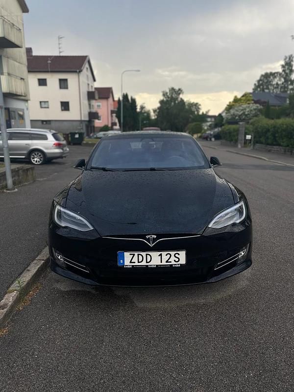Solid black Begagnad 2019 Tesla Model S Halvkombi | 265 000 kr (Marknadspris) - Bild 1/4