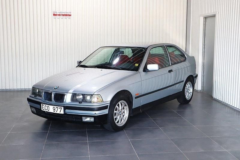 Ljusgrå Begagnad 1997 BMW 316 Compact Halvkombi | 45 900 kr - Bild 1/4