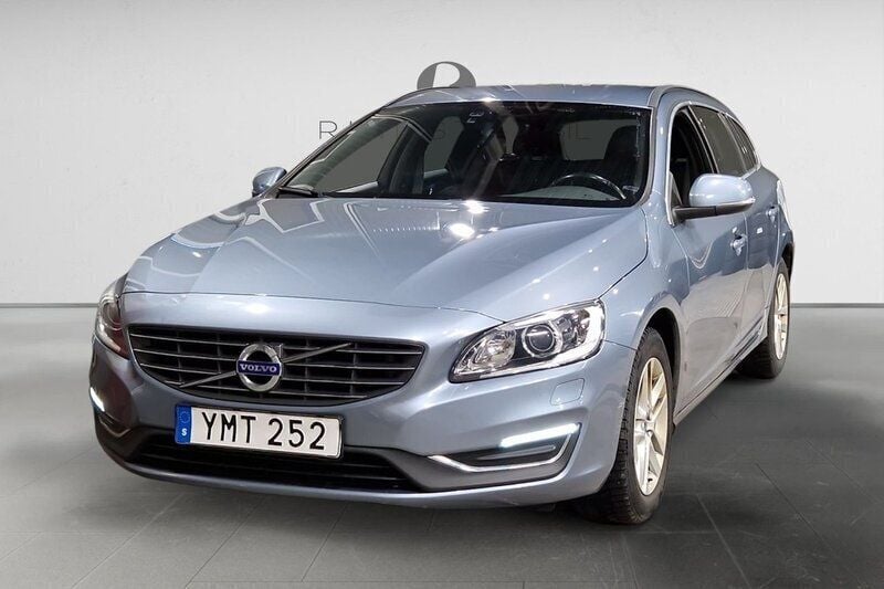 Ljusblå Begagnad 2018 Volvo V60 Momentum Kombi | 184 900 kr - Bild 1/3