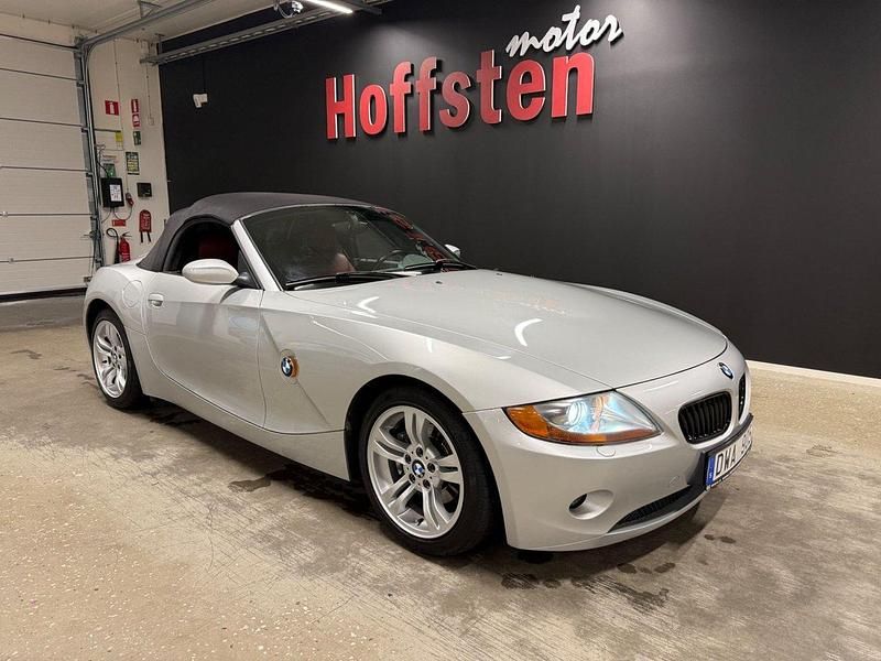 Silver Begagnad 2003 BMW Z4 Cab | 139 900 kr (Lite dyr) - Bild 1/4