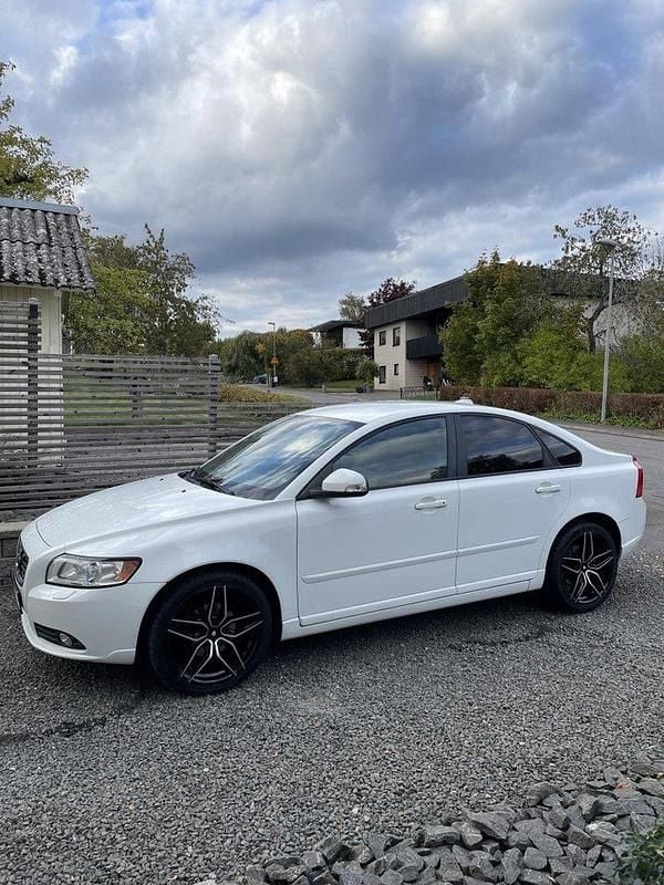 Vit Begagnad 2012 Volvo S40 Momentum Sedan | 79 000 kr (Dyr) - Bild 1/4