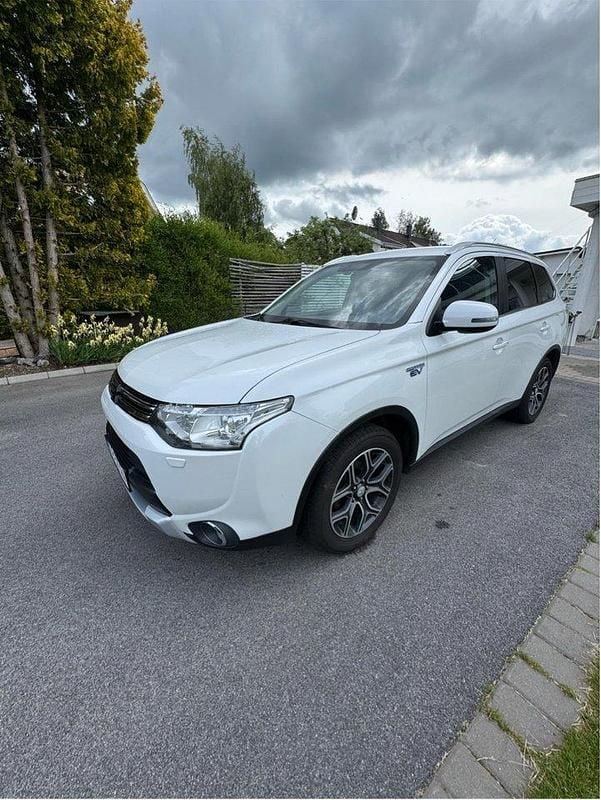 Vit Begagnad 2015 Mitsubishi Outlander P-HEV SUV | 119 000 kr (Marknadspris) - Bild 1/4