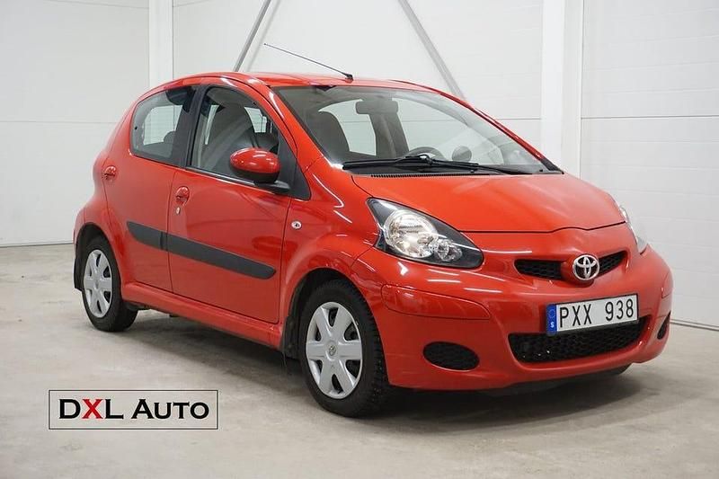 Röd Begagnad 2009 Toyota Aygo Halvkombi | 73 900 kr (Marknadspris) - Bild 1/4