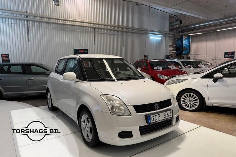 Vit Begagnad 2007 Suzuki Swift Halvkombi | 39 900 kr (Marknadspris) - Bild 1/3
