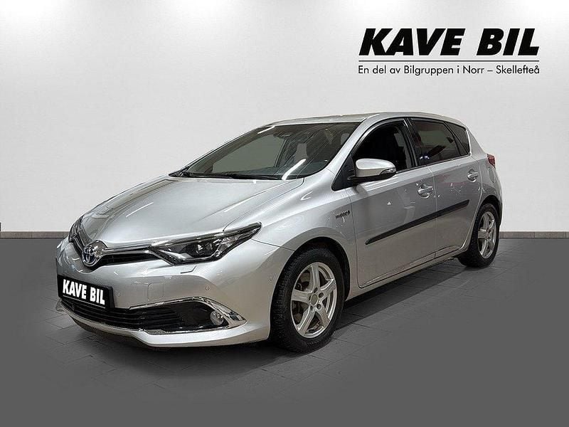 Silver Begagnad 2017 Toyota Auris Hybrid Executive Halvkombi | 179 900 kr (Marknadspris) - Bild 1/4