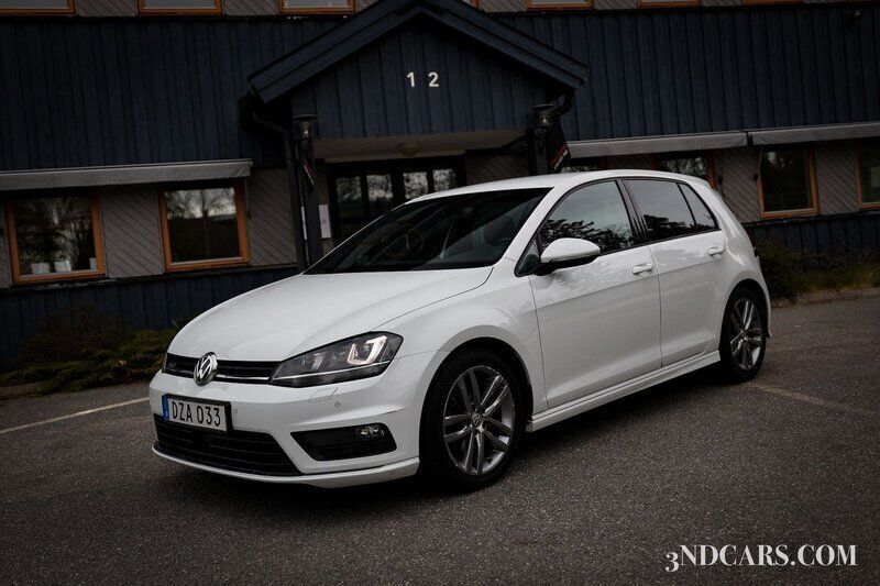 Vit Begagnad 2014 VW Golf VII R-line Halvkombi | 149 900 kr (Lite dyr) - Bild 1/4