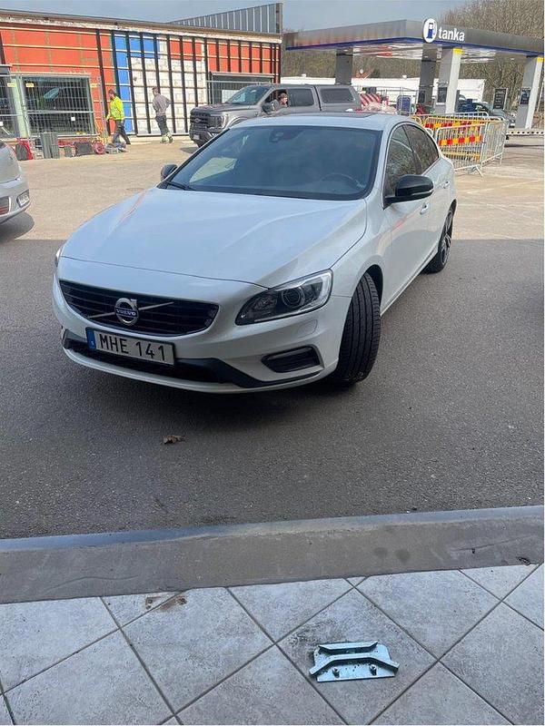 Vit Begagnad 2018 Volvo S60 R-Design Sedan | 229 000 kr (Dyr) - Bild 1/4