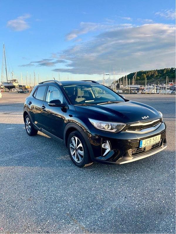 Svart Begagnad 2022 Kia Stonic Advance SUV | 199 000 kr (Marknadspris) - Bild 1/4
