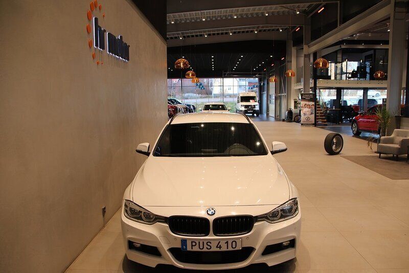 Vit Begagnad 2016 BMW 330 M Sport Kombi | 259 000 kr (Marknadspris) - Bild 1/4