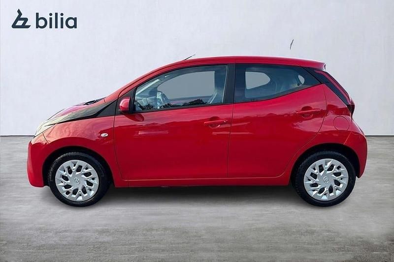 Begagnad Toyota Aygo X-play 72 HK (52 kW) 2021 Röd Halvkombi