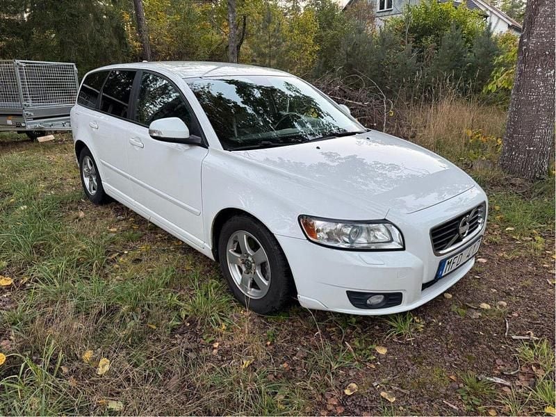 Vit Begagnad 2012 Volvo V50 Momentum Kombi | 35 000 kr (Marknadspris) - Bild 1/3