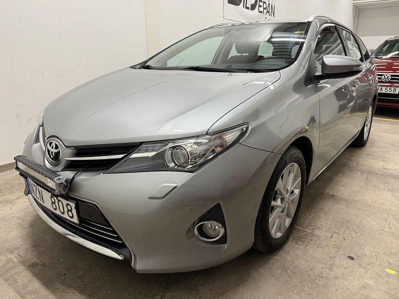 Ljusgrå (grå metallic) Begagnad 2013 Toyota Auris Touring Sports Executive Kombi | 99 500 kr (Marknadspris) - Bild 1/4