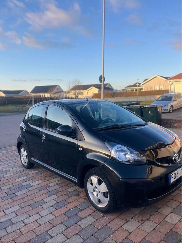 Svart Begagnad 2008 Toyota Aygo Halvkombi | 35 000 kr (Bra pris) - Bild 1/4