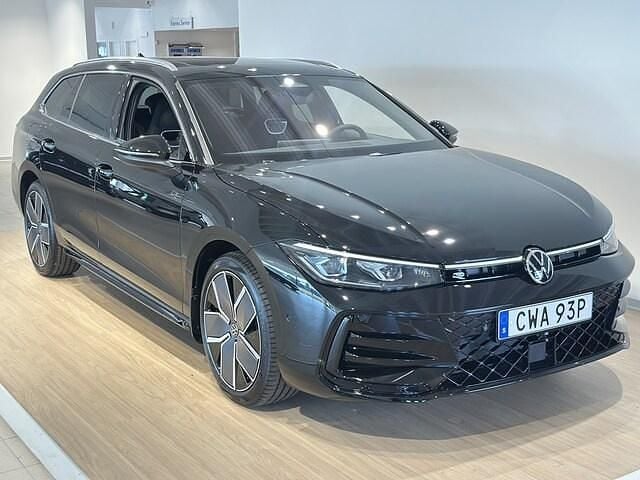 Svart (grenadilla black metallic) Ny 2025 VW Passat R-line Kombi | 556 400 kr (Marknadspris) - Bild 1/4