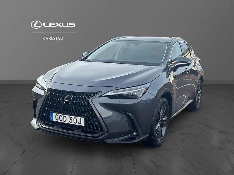 Grå Begagnad 2025 Lexus NX450h+ Executive Line SUV | 629 900 kr (Bra pris) - Bild 1/4