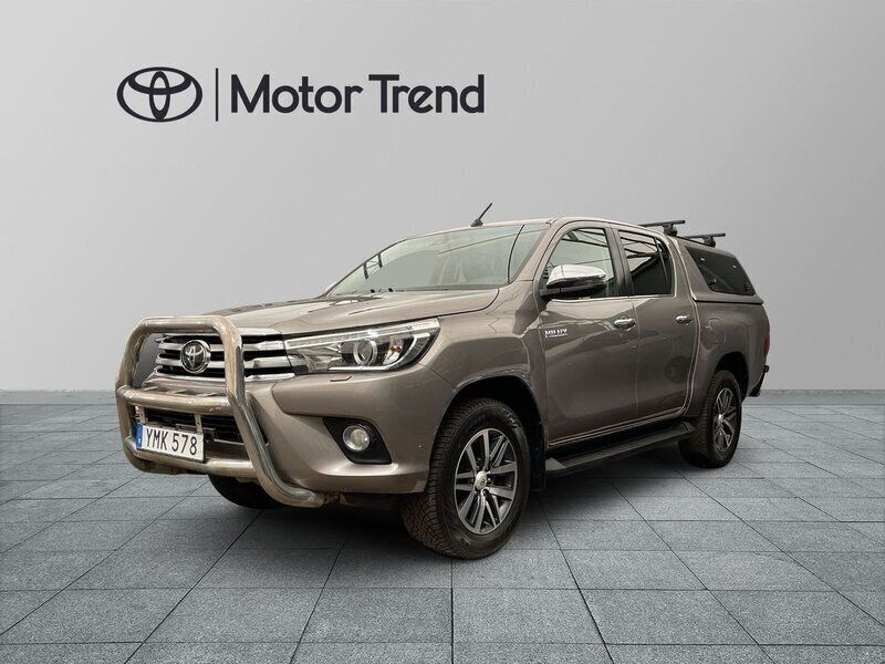 Brun Begagnad 2018 Toyota HiLux Premium Pickup | 399 000 kr (Dyr) - Bild 1/3