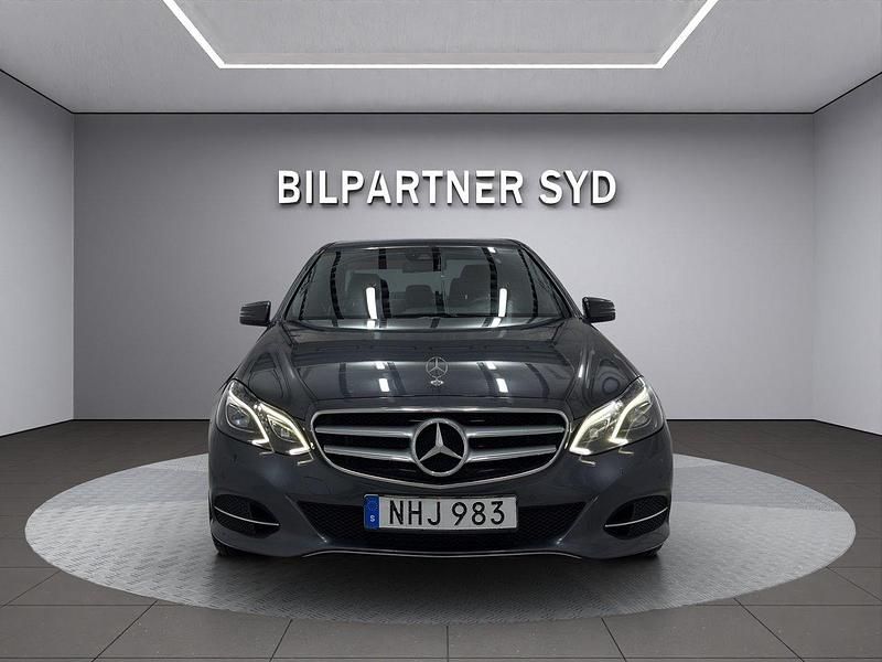 Mörkgrå Begagnad 2013 Mercedes E220 Avantgarde Sedan | 149 900 kr (Marknadspris) - Bild 1/4