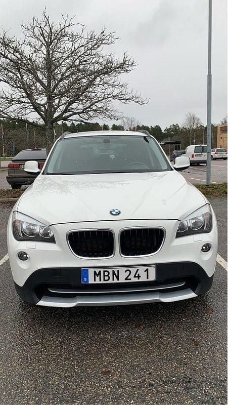 Vit Begagnad 2012 BMW X1 SUV | 137 000 kr (Marknadspris) - Bild 1/4