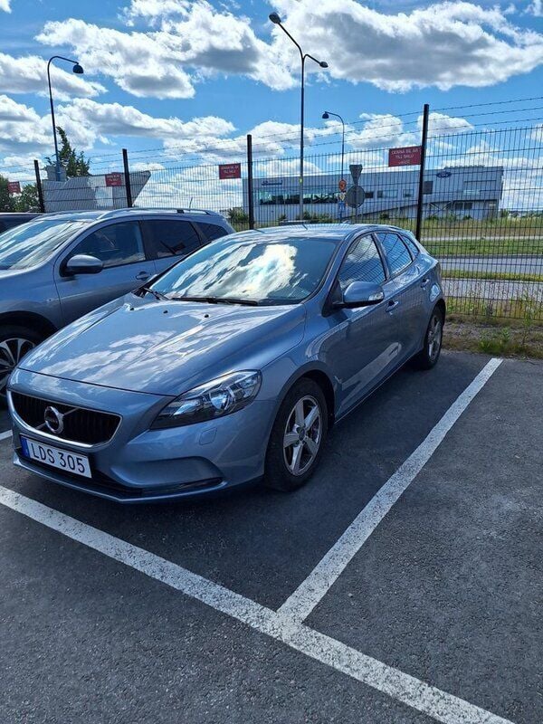 Blå Begagnad 2017 Volvo V40 Kinetic Kombi | 169 000 kr (Marknadspris) - Bild 1/4