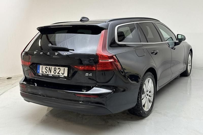 Begagnad Volvo V60 Core 197 HK (144 kW) 2023 Svart Kombi