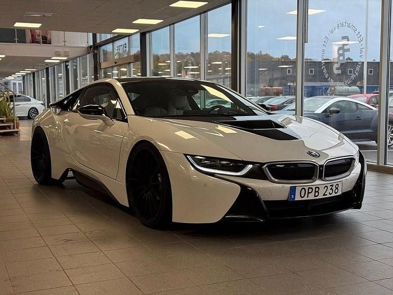Vit Begagnad 2015 BMW i8 Sportkupé | 549 900 kr - Bild 1/4