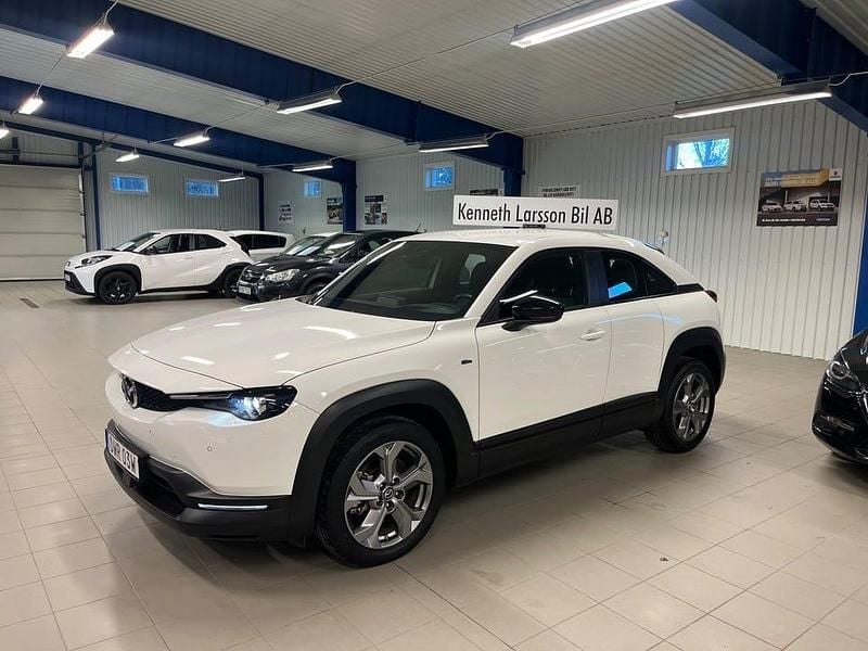 Vit Begagnad 2022 Mazda MX30 SUV | 169 000 kr (Marknadspris) - Bild 1/4