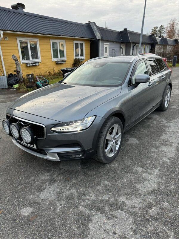 Grå Begagnad 2018 Volvo V90 CC Momentum Kombi | 215 000 kr (Lite dyr) - Bild 1/4