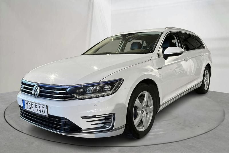 Vit Begagnad 2019 VW Passat Executive | 159 000 kr (Marknadspris) - Bild 1/4