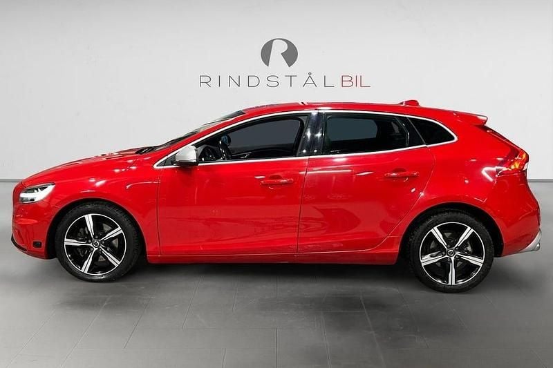 Begagnad Volvo V40 R-Design 122 HK (89 kW) 2016 Röd Halvkombi