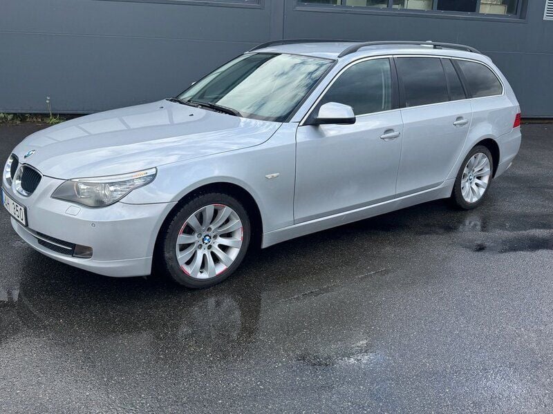 Ljusgrå (grå) Begagnad 2010 BMW 520 Kombi | 68 900 kr (Superpris) - Bild 1/4