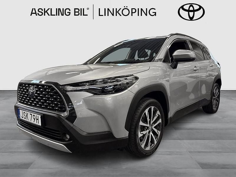 Silver Begagnad 2022 Toyota Corolla Cross Style SUV | 364 995 kr (Marknadspris) - Bild 1/3