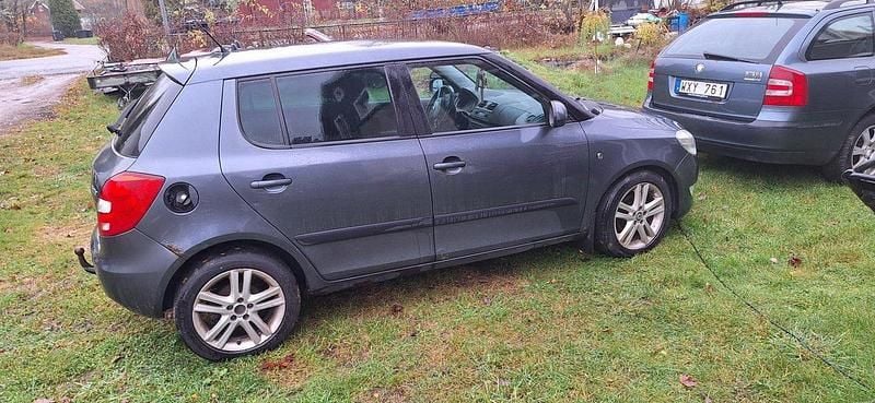 Grå Begagnad 2011 Skoda Fabia Elegance Halvkombi | 8 500 kr - Bild 1/4