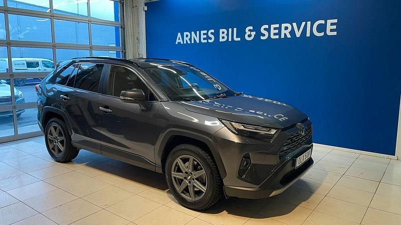 Mörkgrå (grå) Begagnad 2023 Toyota RAV4 Hybrid Executive SUV | 419 900 kr (Marknadspris) - Bild 1/4
