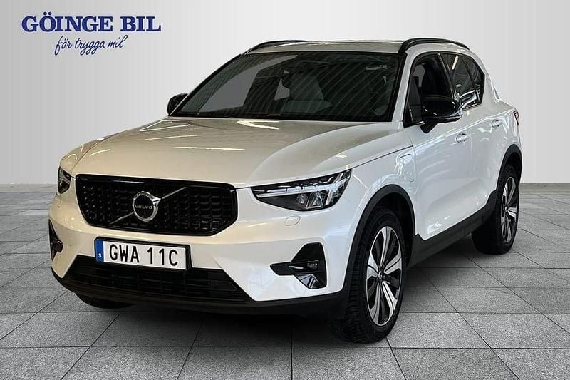 Vit Begagnad 2023 Volvo XC40 Plus SUV | 379 000 kr (Marknadspris) - Bild 1/2