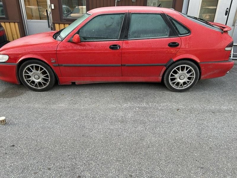 Röd Begagnad 2002 Saab 9-3 Aero Halvkombi | 23 000 kr (Marknadspris) - Bild 1/4
