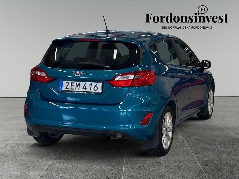 Begagnad Ford Fiesta Titanium 101 HK (74 kW) 2018 Blå Halvkombi