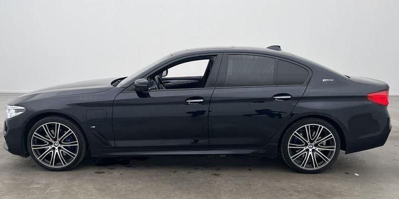 Svart Begagnad 2017 BMW 530e iPerformance Sedan | 384 000 kr - Bild 1/4