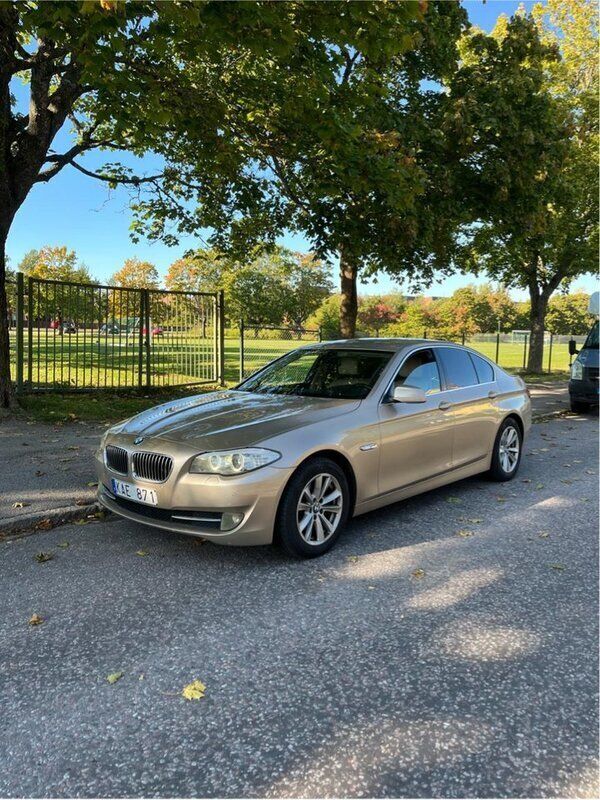Brun Begagnad 2010 BMW 530 Sedan | 119 000 kr (Bra pris) - Bild 1/4