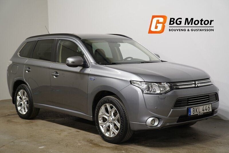 Silver Begagnad 2014 Mitsubishi Outlander P-HEV SUV | 134 900 kr (Marknadspris) - Bild 1/3