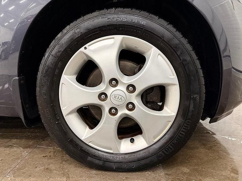 Begagnad Kia Venga Comfort 90 HK (66 kW) 2013 Grå Halvkombi