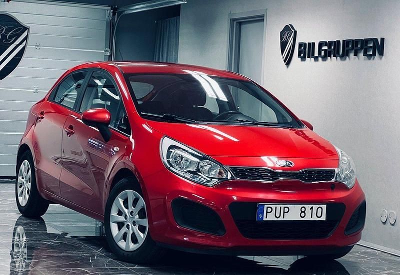 Röd Begagnad 2012 Kia Rio Halvkombi | 69 900 kr (Marknadspris) - Bild 1/4