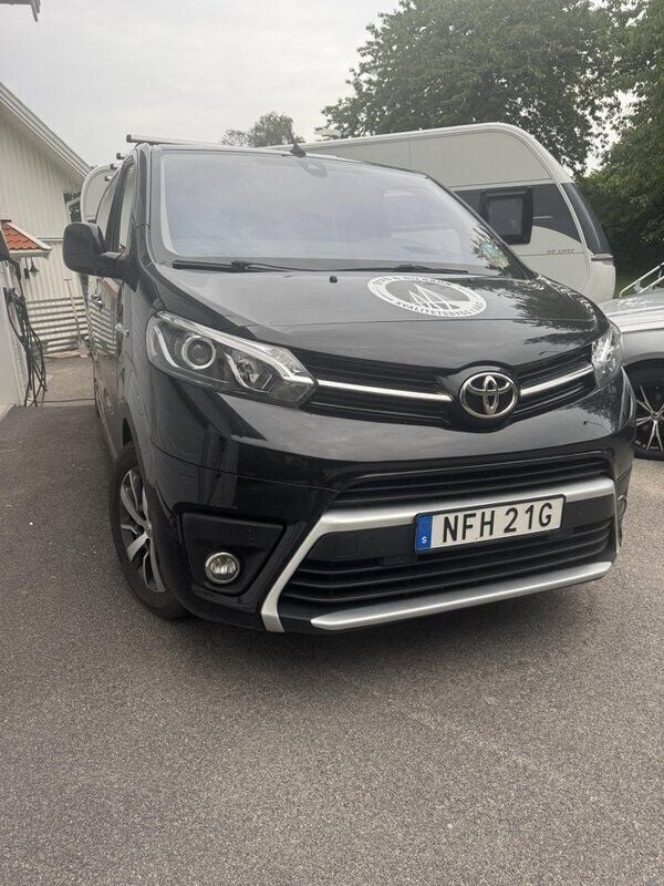 Svart Begagnad 2021 Toyota Proace Van | 320 000 kr (Marknadspris) - Bild 1/4