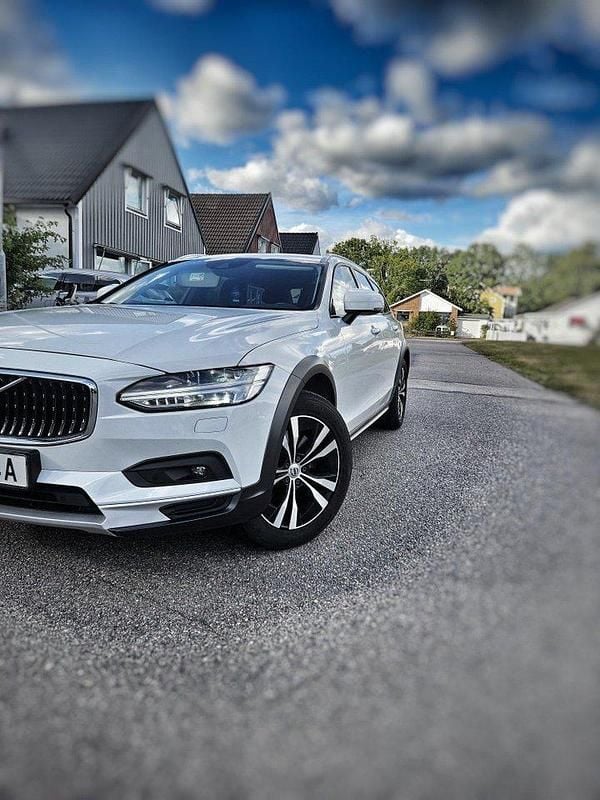 Vit Begagnad 2021 Volvo V90 CC Momentum Kombi | 335 000 kr (Marknadspris) - Bild 1/4