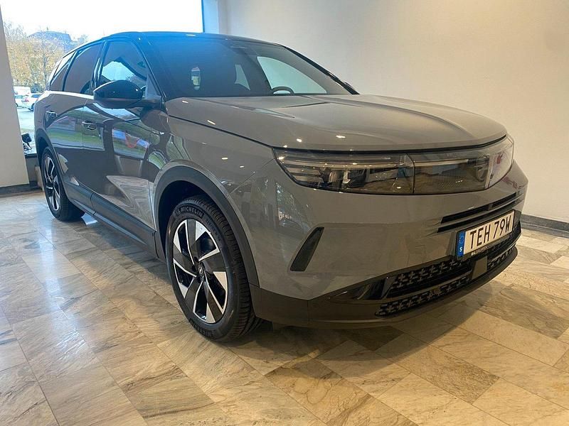 Grå Ny 2025 Opel Grandland X SUV | 484 110 kr (Lite dyr) - Bild 1/4