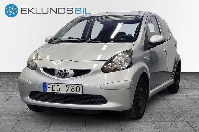 Silver Begagnad 2007 Toyota Aygo Halvkombi | 29 900 kr (Marknadspris) - Bild 1/4