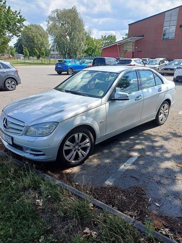 Silver Begagnad 2011 Mercedes C180 Avantgarde Sedan | 77 000 kr (Marknadspris) - Bild 1/4