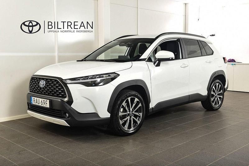 Vit Begagnad 2023 Toyota Corolla Cross Style SUV | 364 900 kr (Marknadspris) - Bild 1/4